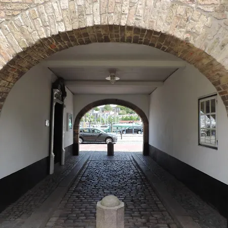 Kapitainskoje Direkt Am Hafen Flensburgs *