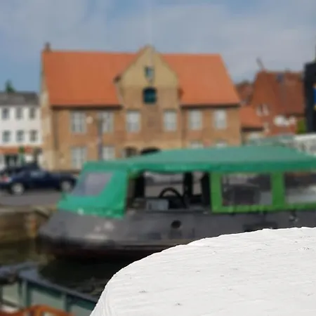 Kapitainskoje Direkt Am Hafen Flensburgs